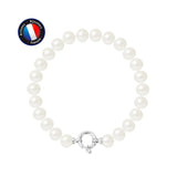 Le bracelet Perlinea NOELYSE, composé de perles de culture blanches de 8/9 mm et d'un fermoir à anneau en argent, est présenté sur un fond blanc. Dans le coin supérieur gauche, le logo circulaire "Artisan Bijoutier Français" apparaît en rouge, blanc et bleu.