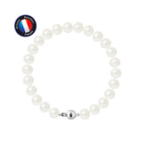 Le bracelet NOELYSE de Perlinea, en argent et perles blanches 8/9 mm avec fermoir boule, est présenté en cercle sur fond blanc. Un badge bleu, rouge et blanc en coin porte la mention : Artisan Bijoutier Français.