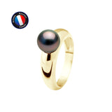 La Perlinea Bague INFINITY est ornée d'une seule perle noire de Tahiti sur de l'or jaune 9k. L'insigne de l'Artisan Bijoutier Français (bleu, rouge, blanc) se trouve dans l'angle sur fond blanc - un bijou femme élégant.