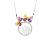 Le Collier FLOWERS | Perle de Culture Blanche de Perlinea est un collier en argent avec un pendentif circulaire orné d'une perle d'eau douce blanche, de motifs de papillons en pierres roses, jaunes, rouges et violettes, et d'un contour de pierres précieuses blanches étincelantes.