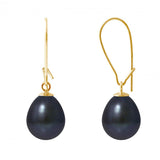 Perlinea Boucles d'Oreilles TEHANI : boucles d'oreilles pendantes à crochet en or, chacune avec une perle de culture noire de Tahiti en forme de poire, présentées sur un fond blanc.