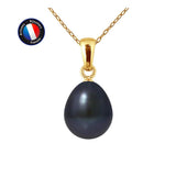 Le Pendentif ORÉA de Perlinea est composé d'une chaîne en or et d'une perle de culture Black Tahiti en forme de larme (9-10 mm). Un écusson circulaire bleu en haut à gauche indique "Artisan Bijoutier Français", mettant en valeur ce bijou artisanal français sur fond blanc.