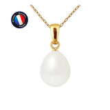 Le Perlinea Pendentif ORÉA présente une perle de culture blanche de 9-10 mm en forme de larme sur un collier en or. Présentée sur un fond blanc, elle comporte une étiquette circulaire bleue, noire et rouge dans le coin supérieur gauche, avec le texte d'authenticité en français.