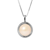Le Collier Simple Argent Perle de Culture d'Eau Douce Rose (diamètre 9-10 mm) de Perlinea présente une perle d'eau douce ronde et rose en argent, élégamment présentée sur un fond blanc uni.