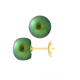 Le Boucle d'Oreilles Bouton AYA de Perlinea présente des clous d'oreilles en perles de culture vertes rondes, avec des montants en or et des attaches papillon, mettant en valeur l'élégance de l'artisanat français sur un fond blanc.