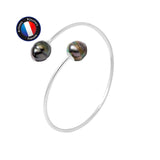 Le bracelet Perlinea Jonc KATALÏA | Perles de Tahiti est un bracelet ouvert en argent avec deux perles de Tahiti sombres et irisées à chaque extrémité. Un bijou rond de certification de l'artisanat français apparaît en haut à gauche sur un fond blanc.