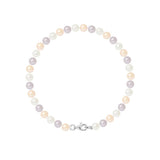 Le bracelet NOELYSE de Perlinea est composé de perles de culture rondes de 5/6 mm, de couleur blanche, rose pâle et lavande, disposées selon un motif répétitif avec un fermoir en argent sterling pour une touche artisanale.