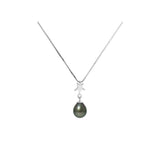 Le Perlinea Collier Perles de Culture de Tahiti 8-9 mm est un collier en argent composé d'un pendentif en forme d'étoile et d'une seule perle de culture de Tahiti vert foncé, sur fond blanc.