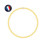 Le Collier NOELYSE | Or Jaune & Perles Dorées de Perlinea est représenté dans un cercle sur fond blanc, avec le petit logo Artisan Bijoutier Français dans le coin supérieur gauche.