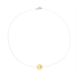 Le Collier SOFIA | Perle Dorée de Perlinea se compose d'une chaîne délicate, presque invisible, et d'un pendentif en forme de perle de culture ronde, élégamment mis en valeur sur un fond blanc uni.
