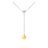Le Collier Cravate | Perle de Culture Dorée de Perlinea est un collier en chaîne en argent 925 avec un design vertical, terminé par un pendentif en perle de culture jaune en forme de goutte d'eau.