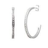 Beloved Boucles d'Oreilles Demi Créole 25 mm, en argent 925, ornées d'oxydes de zirconium scintillants sur le devant. Présentées sous deux angles sur fond blanc pour une touche d'élégance intemporelle.