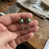 Boucle d'Oreilles Bouton AYA | Or Blanc & Perles de Culture Vertes