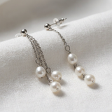Boucles d'oreilles pendantes FAHINIA | Or Blanc & Perles de Culture Blanches