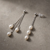 Boucles d'oreilles pendantes FAHINIA | Or Blanc & Perles de Culture Blanches