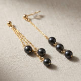 Boucles d'oreilles pendantes FAHINIA | Or Jaune & Perles de Culture Black Tahiti