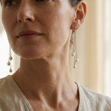 Boucles d'oreilles pendantes FAHINIA | Or Blanc & Perles de Culture Blanches