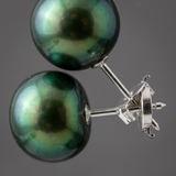 Boucle d'Oreilles Bouton AYA | Or Blanc & Perles de Culture Vertes