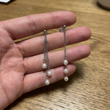 Boucles d'oreilles pendantes FAHINIA | Or Blanc & Perles de Culture Blanches