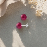 Boucle d'Oreilles Bouton AYA | Or Blanc & Perles de Culture Fushia