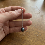 Boucles d'oreilles pendantes LOLITA | Or Blanc & Perles Noires
