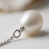 Boucle d'Oreilles Pendantes NAIARA | Or Blanc & Perles de Culture Blanches