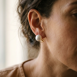 Boucle d'Oreilles Bouton AYA | Or Jaune & Perles de Culture Blanches
