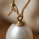Boucles d'Oreilles TEHANI | Or Jaune & Perles de Culture Poire Blanches
