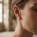 Boucle d'Oreilles Bouton AYA | Or Blanc & Perles de Culture Roses