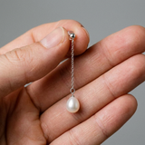Boucles d'oreilles pendantes LOLITA | Or blanc & Perles Blanches