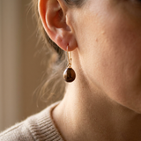 Boucles d'Oreilles TEHANI | Or Jaune & Perles de Culture Poire Chocolat