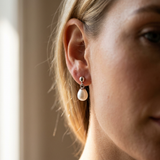 Boucles d'oreilles ABI | Or Blanc & Perles de Culture Blanches