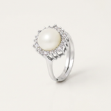 Bague en argent 925 ornée d'une perle de culture blanche entourée d'oxydes de zirconium.