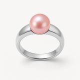 Bague en argent 925 ornée d'une perle de culture ronde rose poudré, anneau poli épuré.