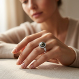 Bague en argent 925 ornée d'une perle de Tahiti noire entourée de pavé de zircons, portée à l'annulaire.