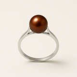 Bague or blanc 9 carats sertie d'une perle de culture chocolat ronde sur fond neutre.