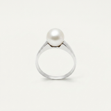 Bague solitaire en or blanc 9 carats sertie d'une perle de culture blanche 8/9mm.