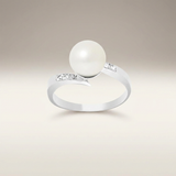 Bague or blanc 9 carats avec perle de culture blanche et diamants, design contourné.