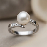 Bague or blanc 9 carats avec perle de culture blanche et diamants, design contourné.