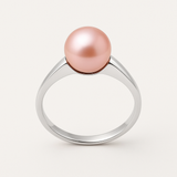 Bague en or blanc 9 carats sertie d'une perle de culture rose, vue de face sur fond neutre.