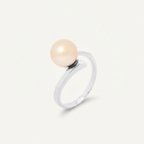 Bague or blanc 9 carats sertie d'une perle de culture rose, vue de trois quarts.