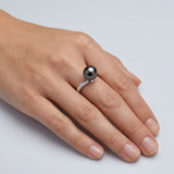 Bague en or blanc 9 carats avec perle noire de Tahiti, portée à l'annulaire.