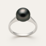 Bague en or blanc 9 carats sertie d'une perle de Tahiti noire ronde 8/9mm.
