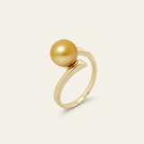 Bague en or jaune 9 carats ornée d'une perle de culture dorée, montée sur tige contournée.