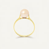 Bague en or jaune 9 carats sertie d'une perle de culture rose, vue de face sur fond neutre.
