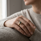 Bague en or jaune 9 carats avec perle noire de Tahiti et diamants, portée à l'index.