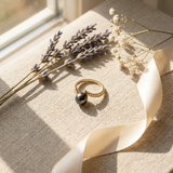 Bague ouverte en or jaune 9 carats avec perle de culture noire de Tahiti et pavé de diamants.