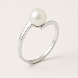 Bague zigzag en or blanc 9 carats sertie d'une perle de culture blanche ronde.