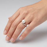 Bague zigzag en or blanc 9 carats ornée d'une perle de culture blanche, portée à l'index.