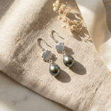 Boucles d'oreilles argent 925 trèfle et perles grises baroques sur tissu lin.